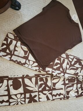 NWT Brown short sleeve sweater with Printed Wide-Leg flowy rayon Pants